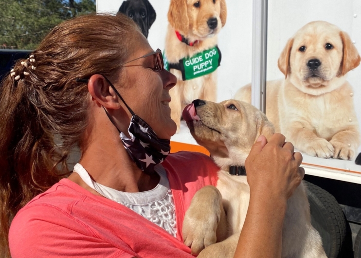 Wendy Davis puppy kiss